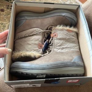 Clark’s Snow Boots Size 8 NWT